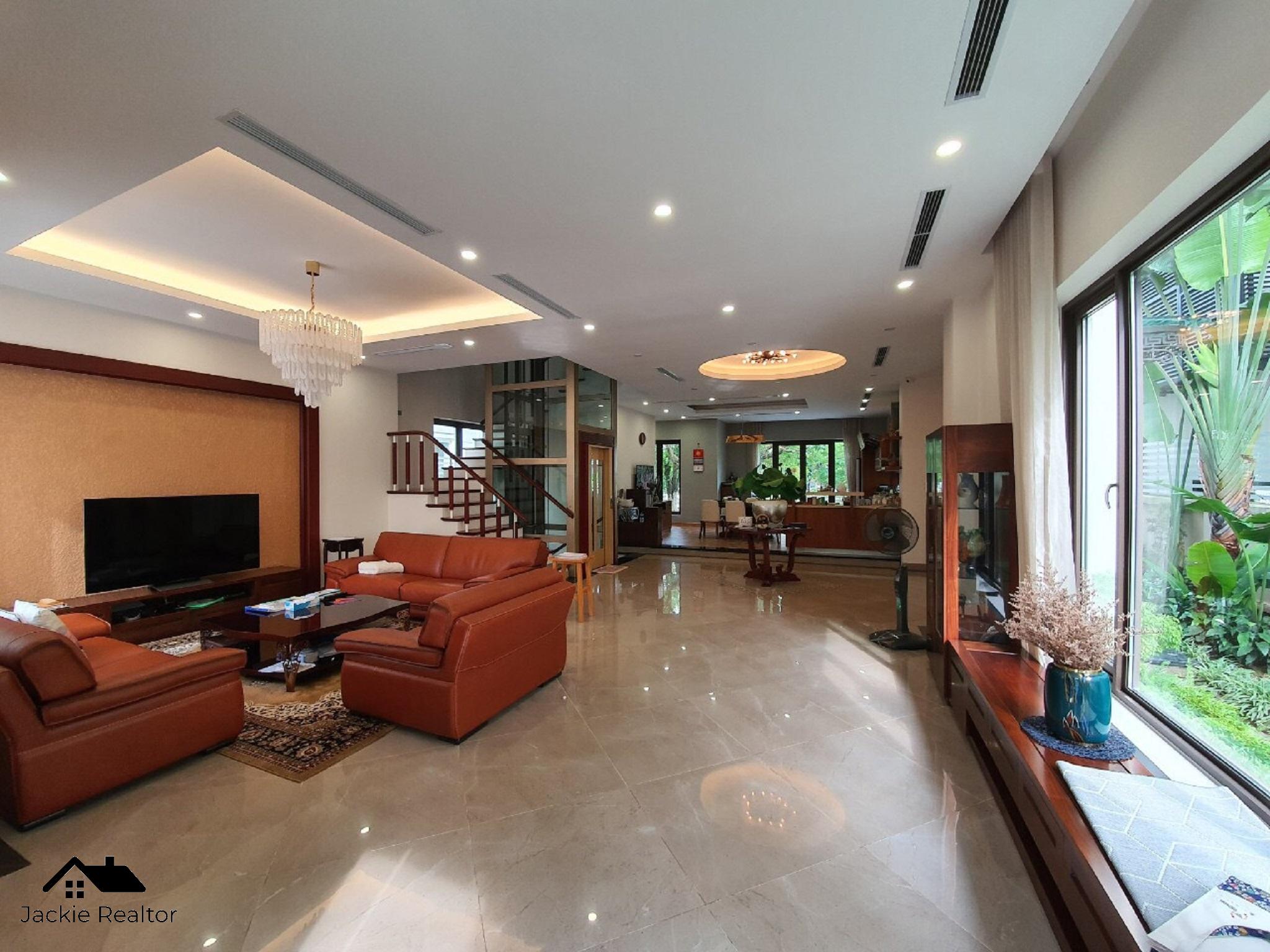 Villa for rent in Vinhomes Riverside (1)