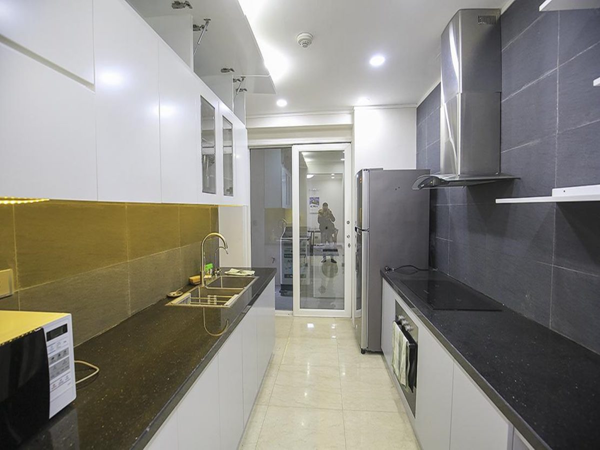 Cheap spacious apartment for rent in L2 Building, The Link Ciputra Hanoi, near golf course! (5)