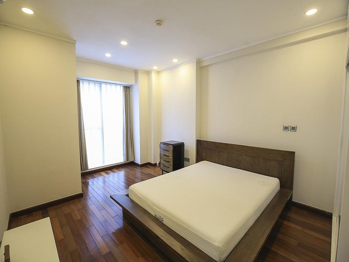 Cheap spacious apartment for rent in L2 Building, The Link Ciputra Hanoi, near golf course! (7)