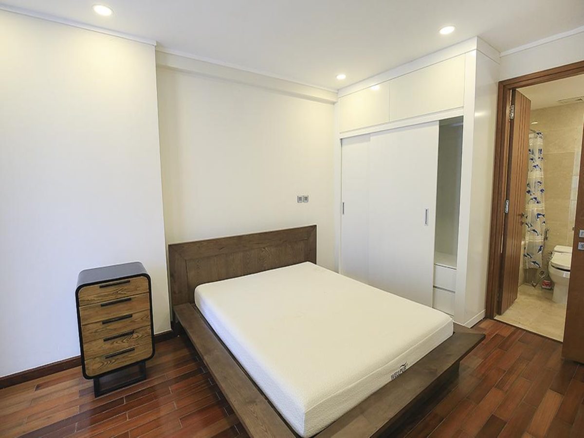 Cheap spacious apartment for rent in L2 Building, The Link Ciputra Hanoi, near golf course! (9)