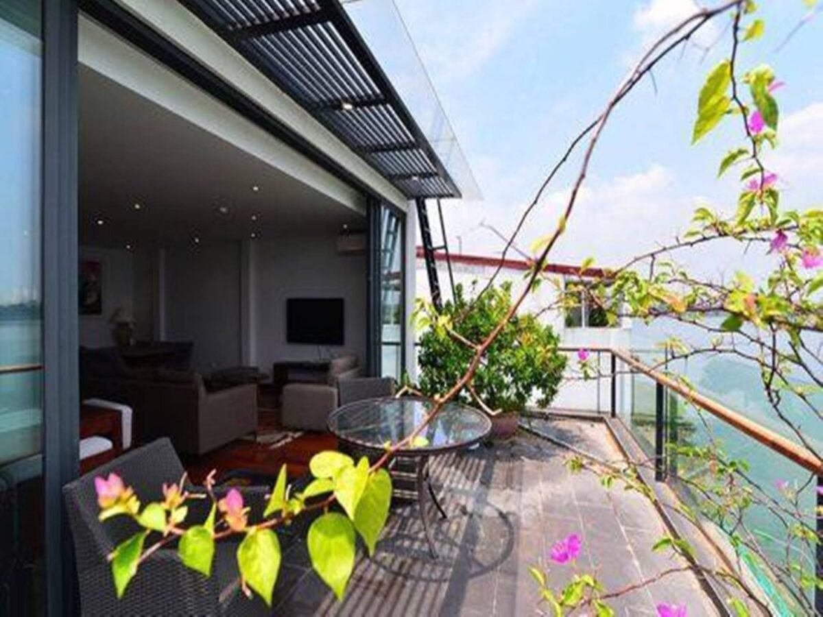Beautiful lake view apartment for rent in Tay Ho Westlake with full services (1)