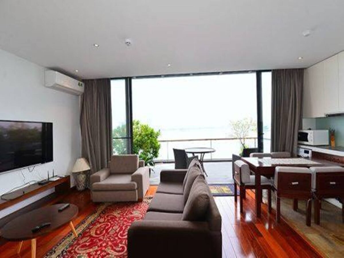 Beautiful lake view apartment for rent in Tay Ho Westlake with full services (11)