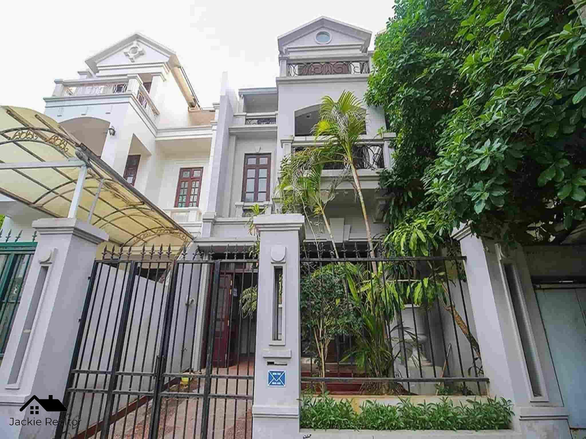 Pretty villa without furniture for rent in Ciputra (1)