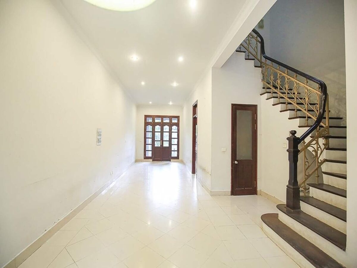 Pretty villa without furniture for rent in Ciputra (12)