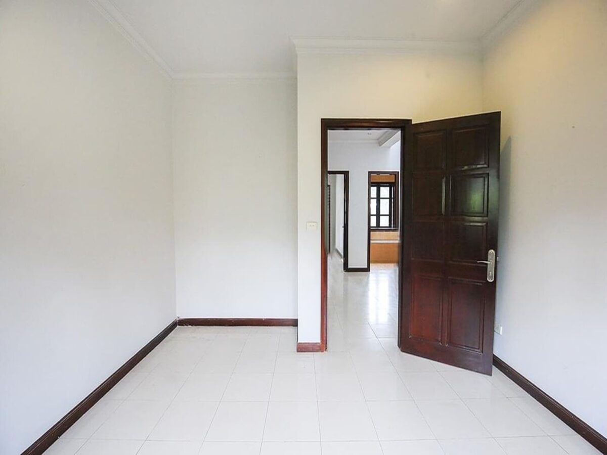 Pretty villa without furniture for rent in Ciputra (22)