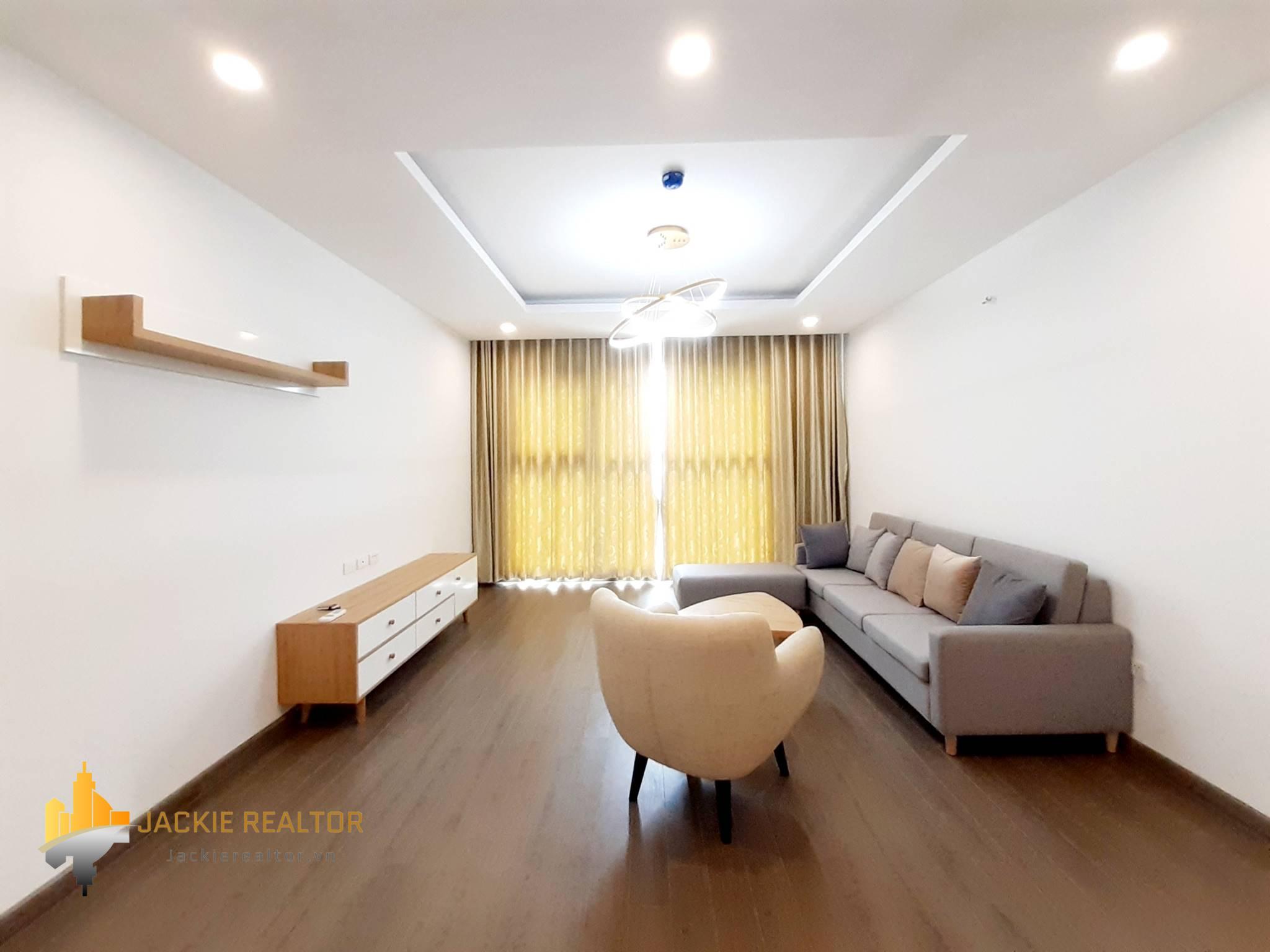 Big high-rise 3-bedroom apartment for rent near Montessori (1)