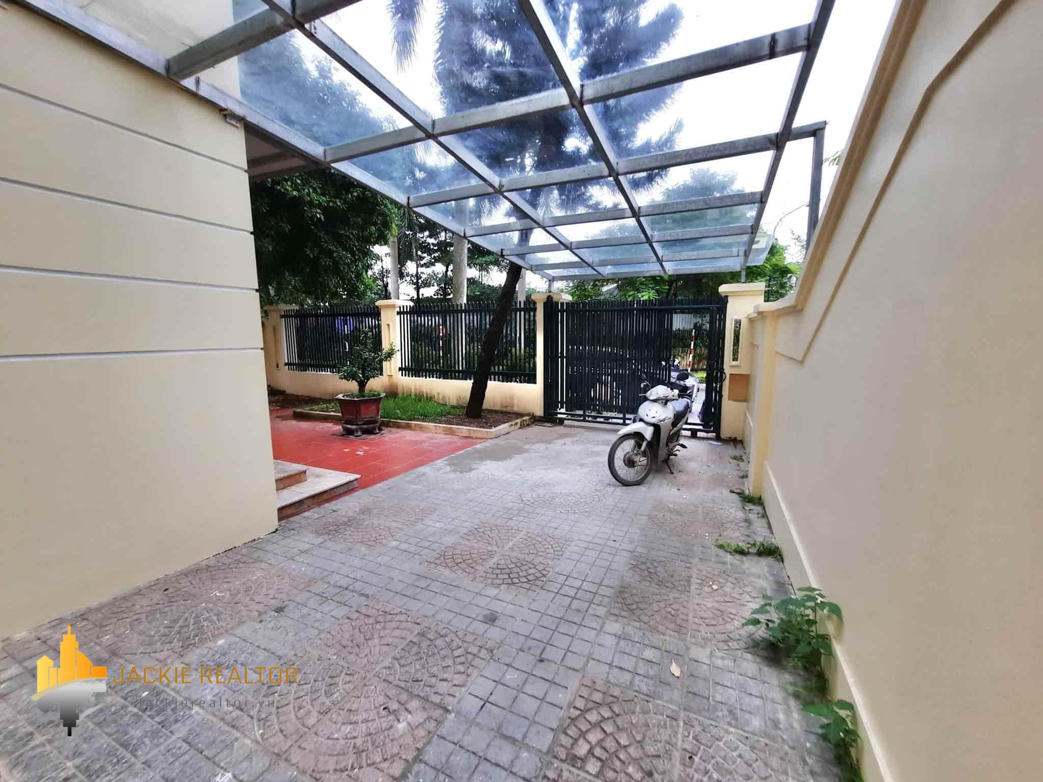 Huge unfurnished villa for rent in C7, Ciputra (4)