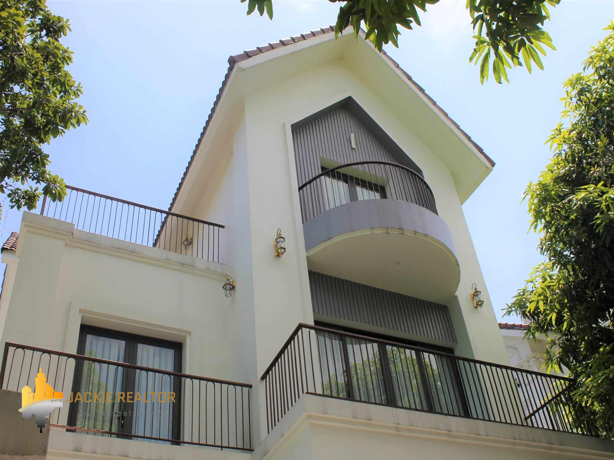 Western style detached villa for rent in Vinhomes Riverside (1)