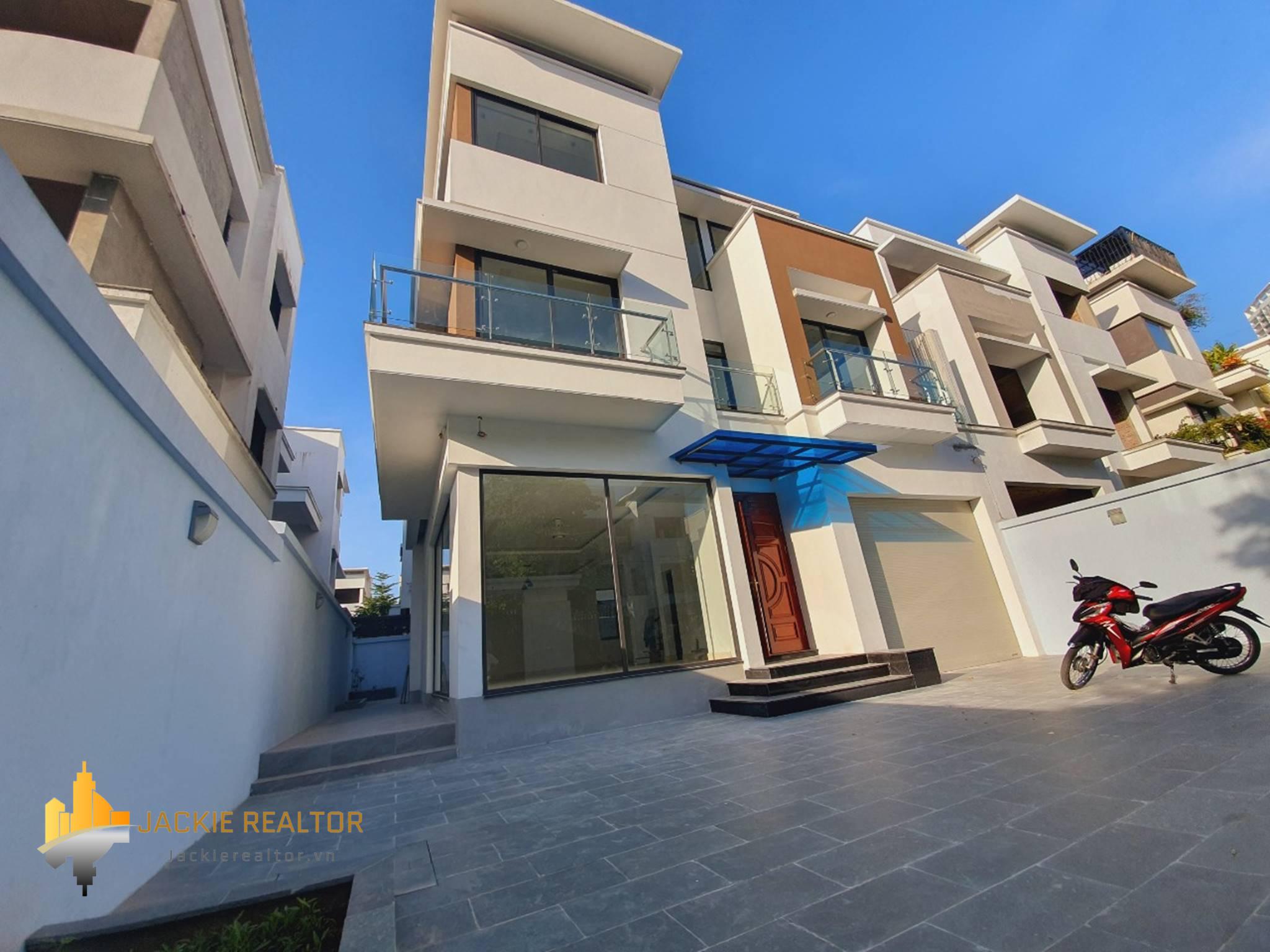 Big unfurnished Ngoai Giao Doan villa with 5BRs for rent (1)