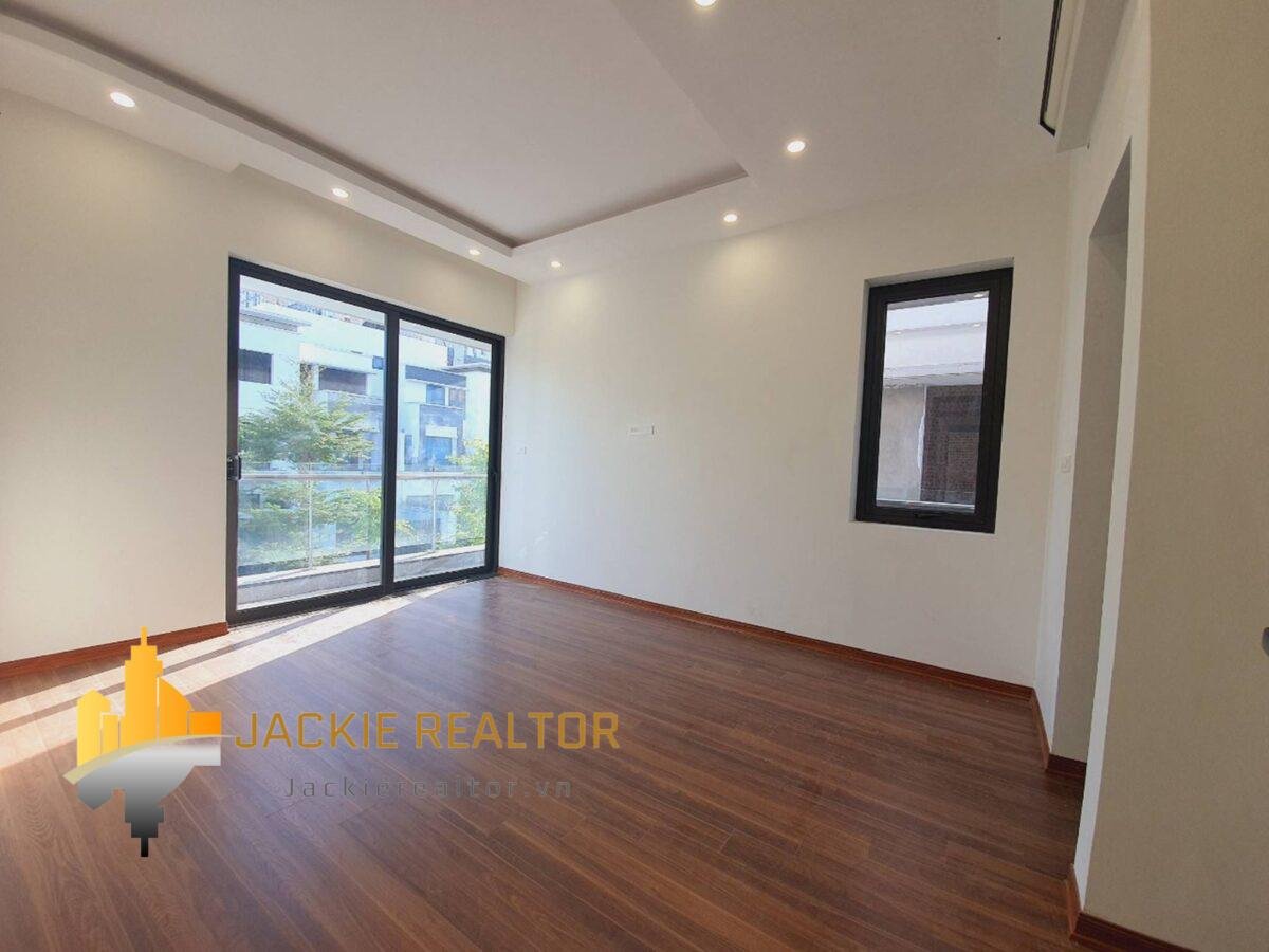 Big unfurnished Ngoai Giao Doan villa with 5BRs for rent (16)