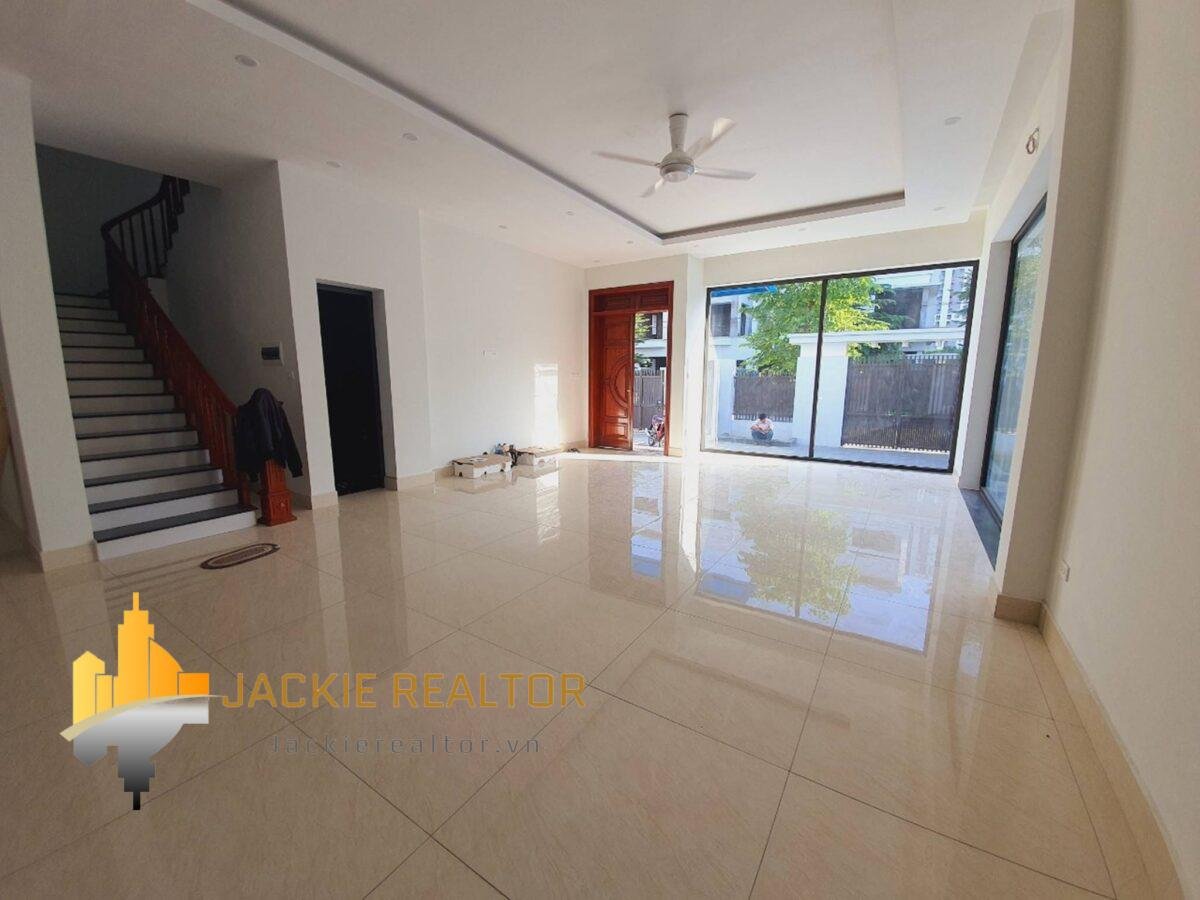 Big unfurnished Ngoai Giao Doan villa with 5BRs for rent (7)