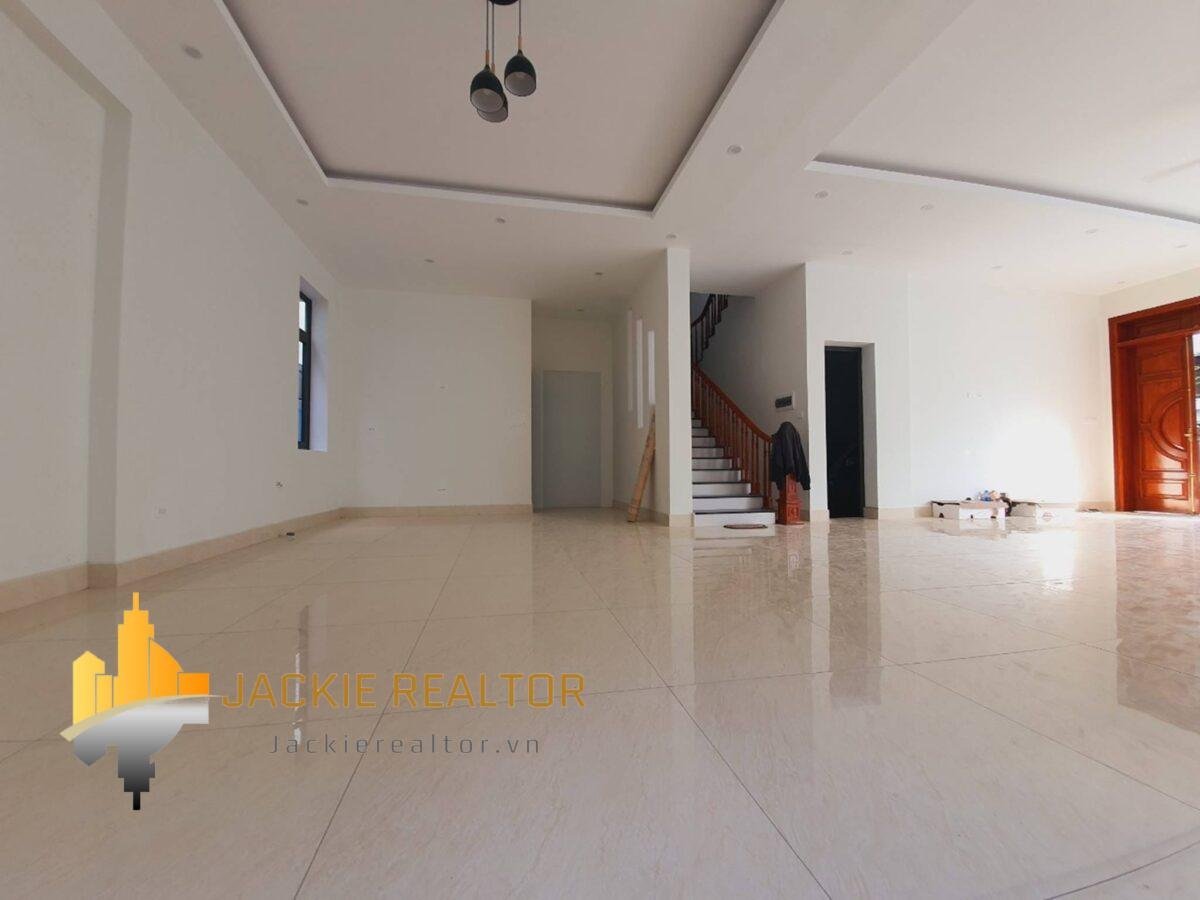 Big unfurnished Ngoai Giao Doan villa with 5BRs for rent (8)