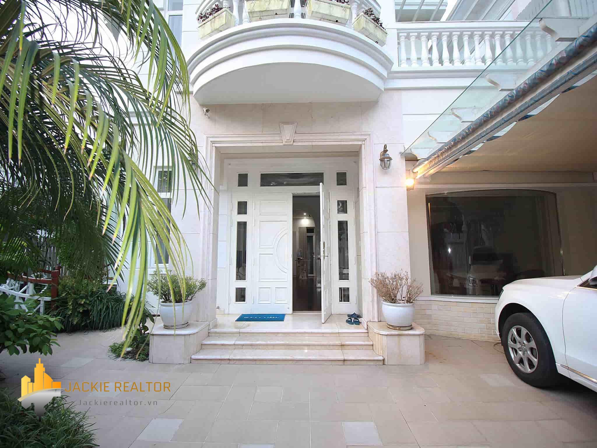 'Superclean' modern villa for rent in C1 Ciputra (18)