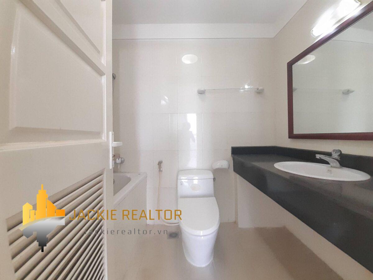 Very cheap 123m2 apartment for rent in E1 Building, Ciputra (4)