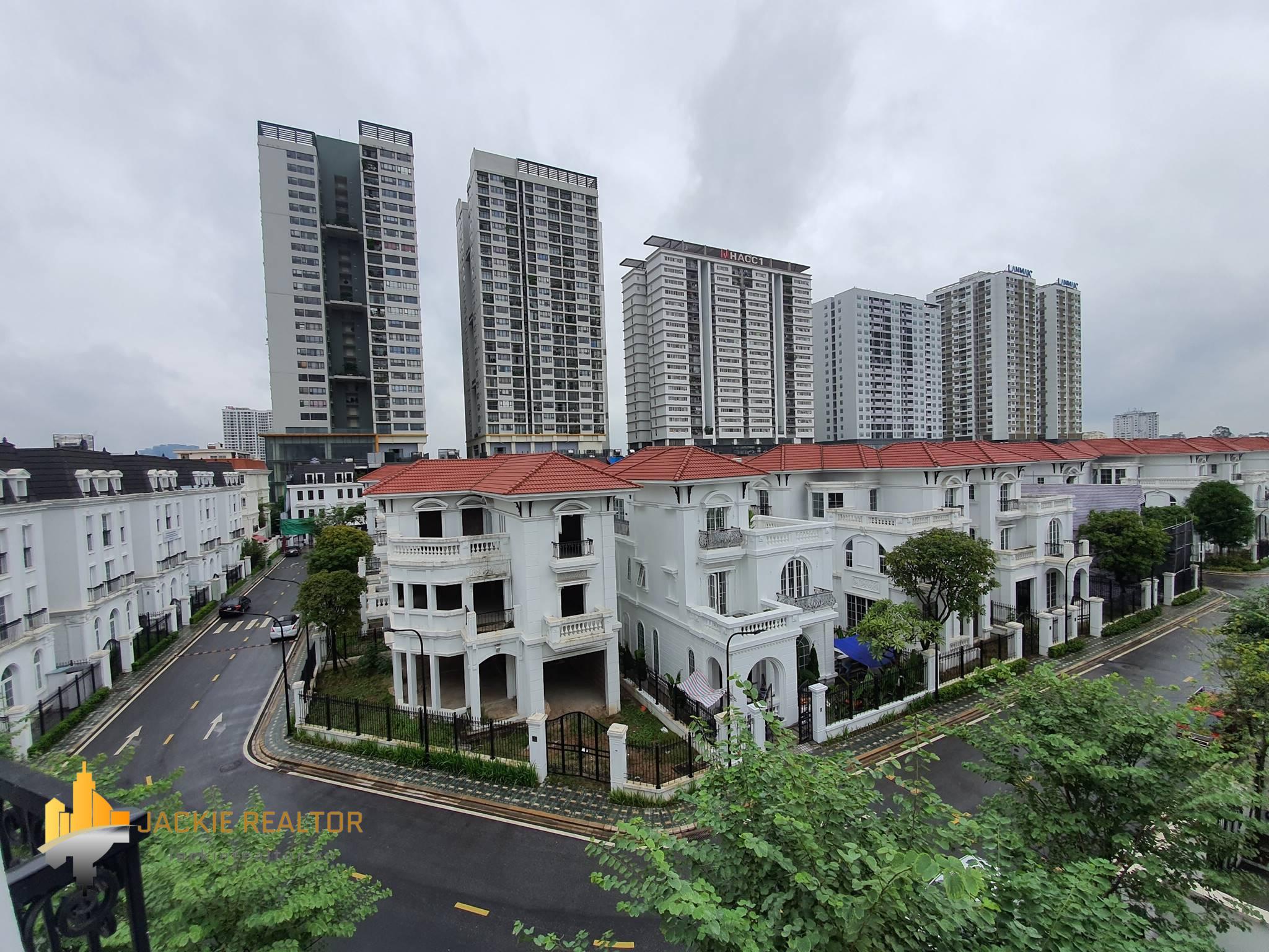 Bare-shell shophouse for rent in Embassy Garden (9)