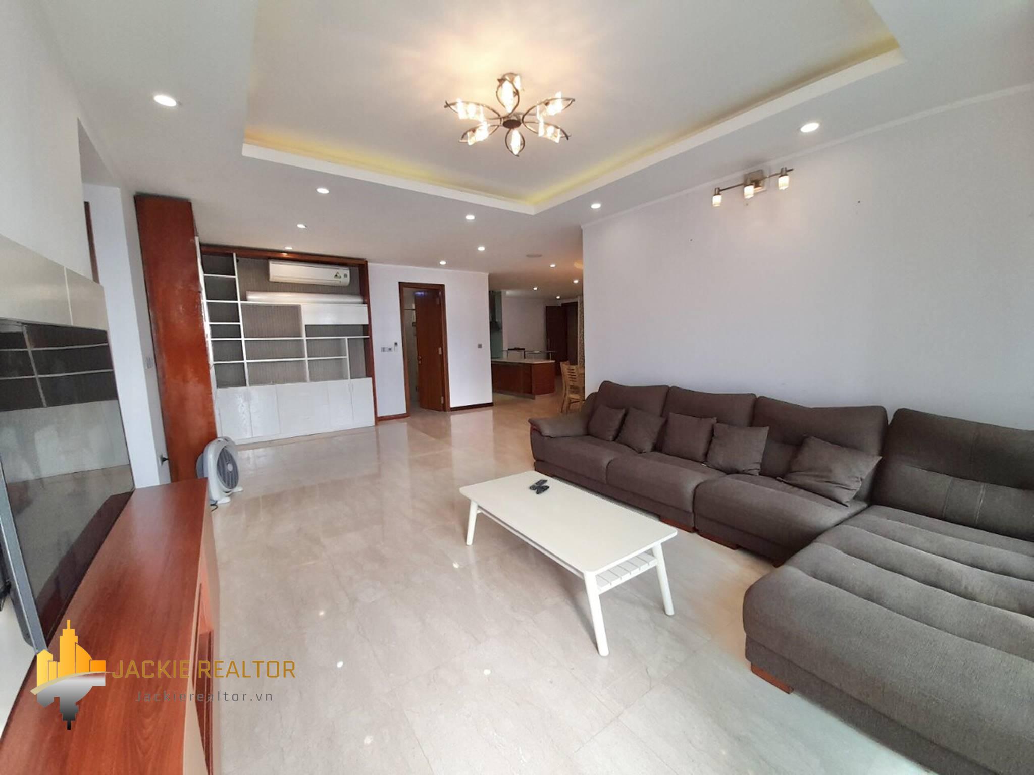 Big 154m2 apartment for rent in L2 Ciputra (10)