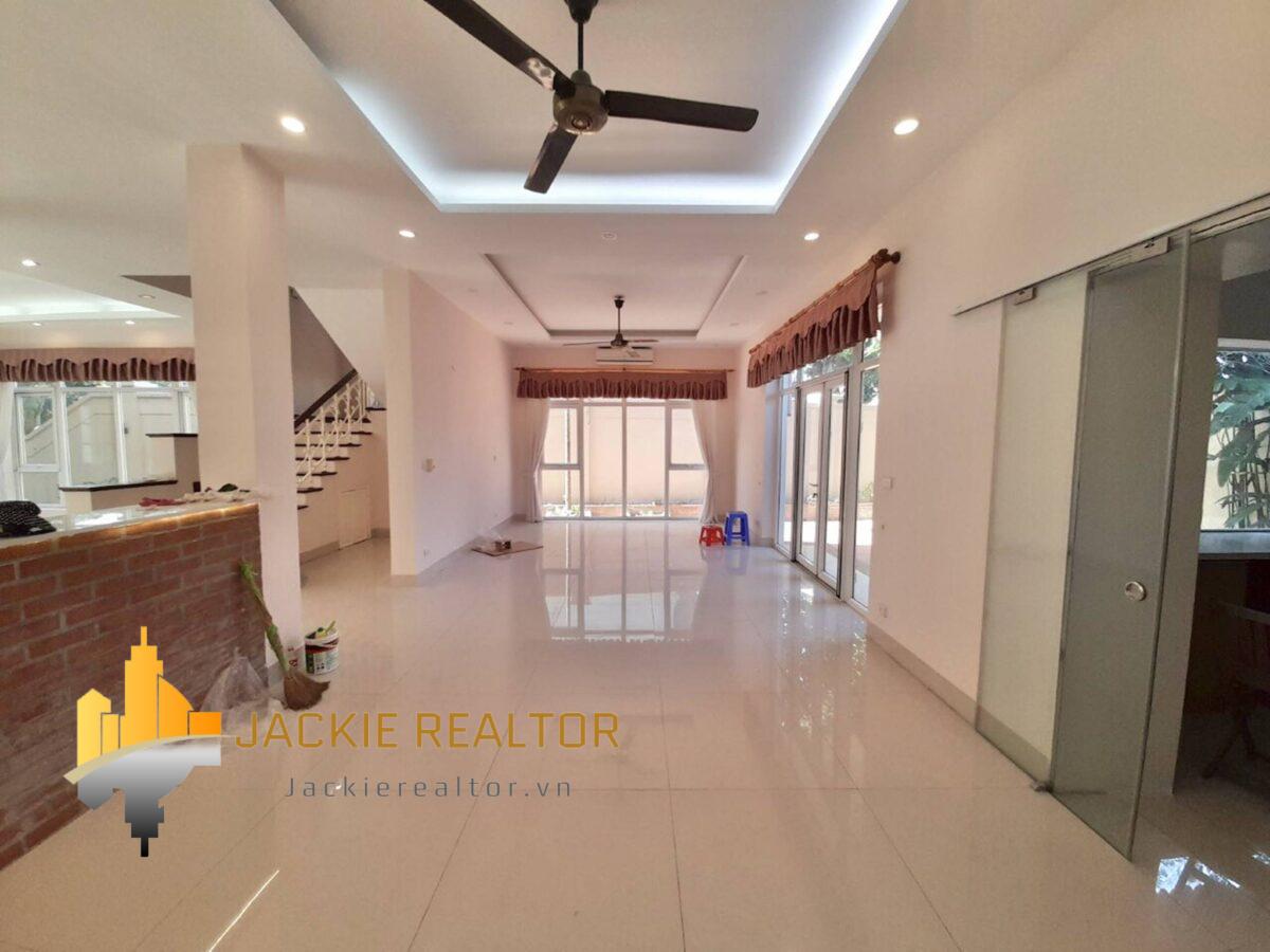 Big Well-renovated Garden Villa For Rent In C7 Ciputra (9)