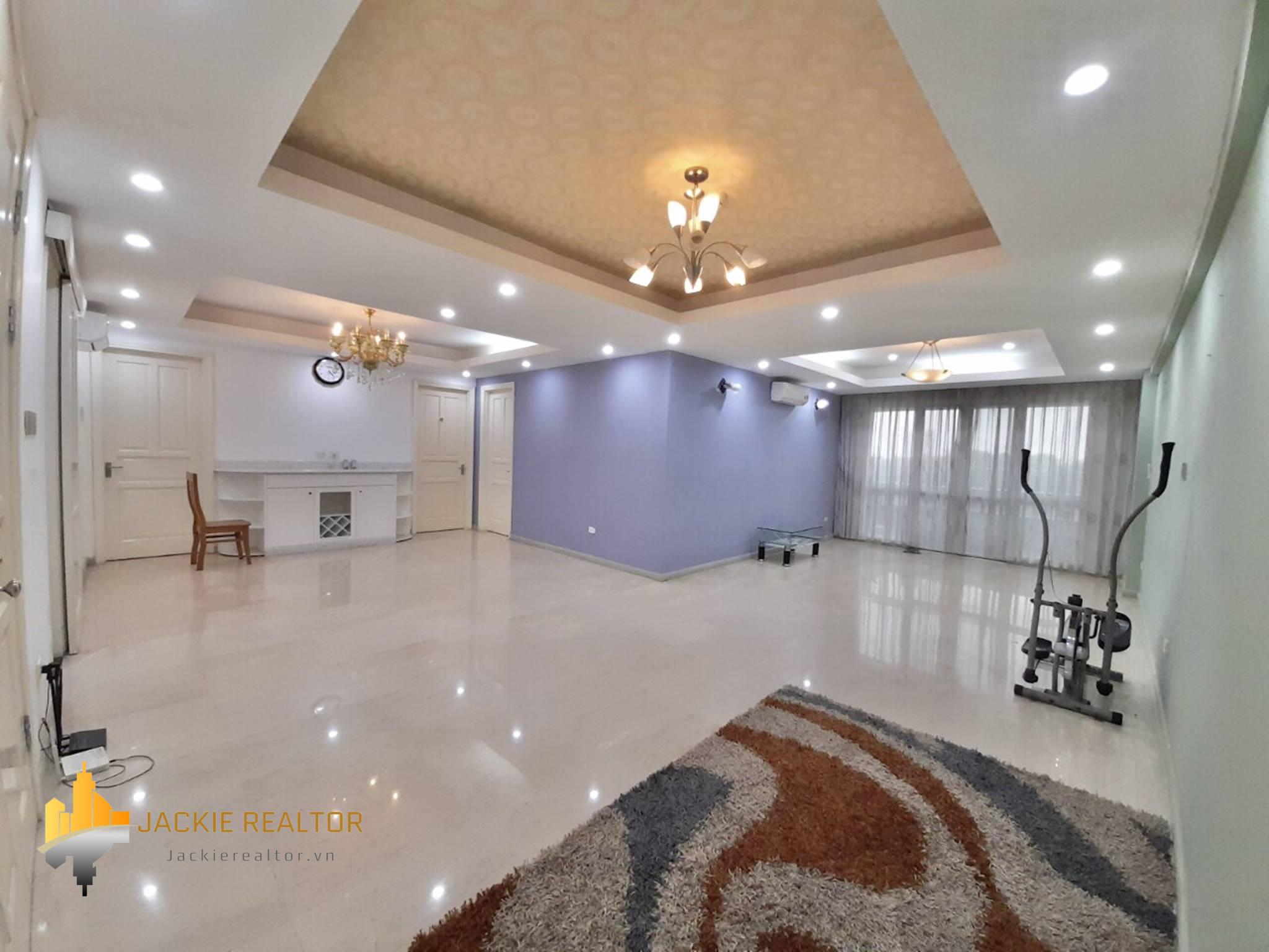 Big basic-furniture P1 apartment for rent in Ciputra (1)