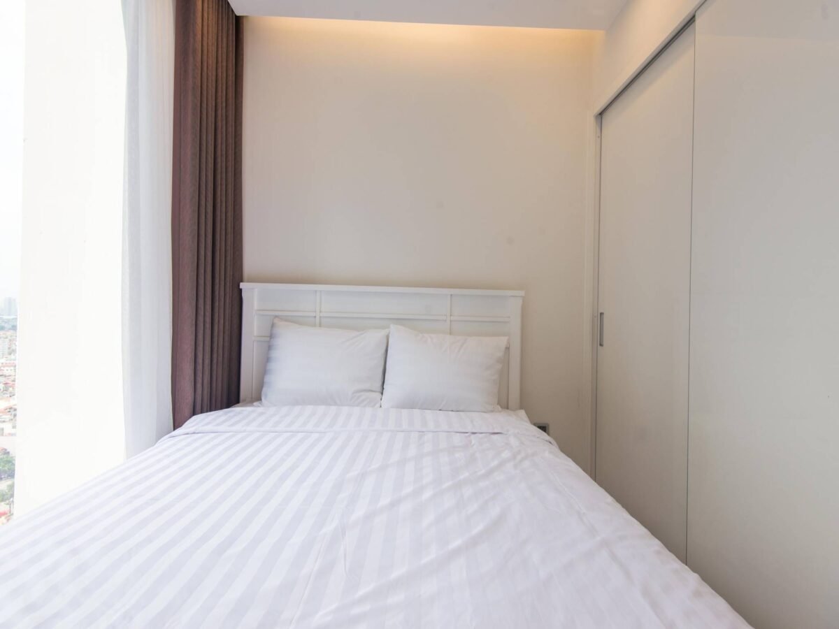 Cool light-filled M3 Vinhomes Metropolis apartment for rent (4)