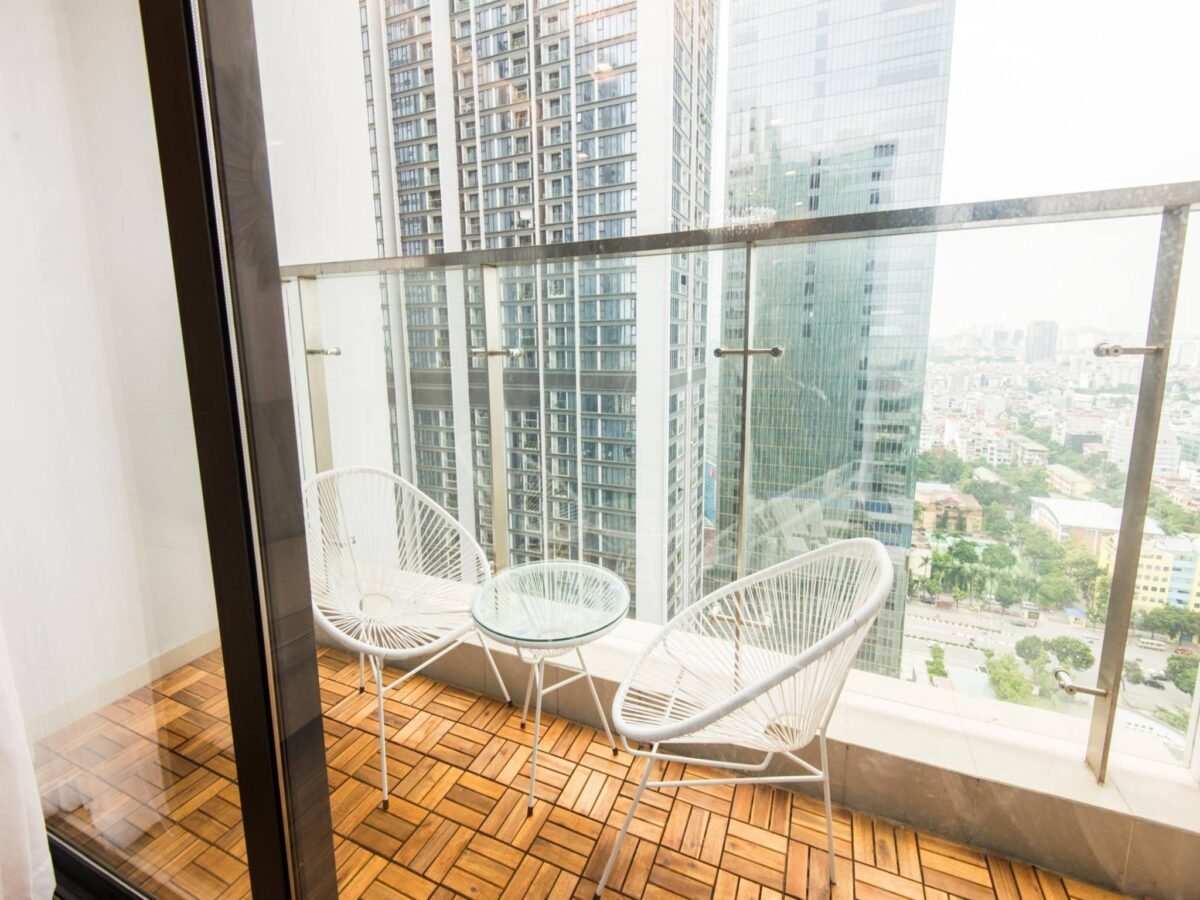 Cool light-filled M3 Vinhomes Metropolis apartment for rent (6)
