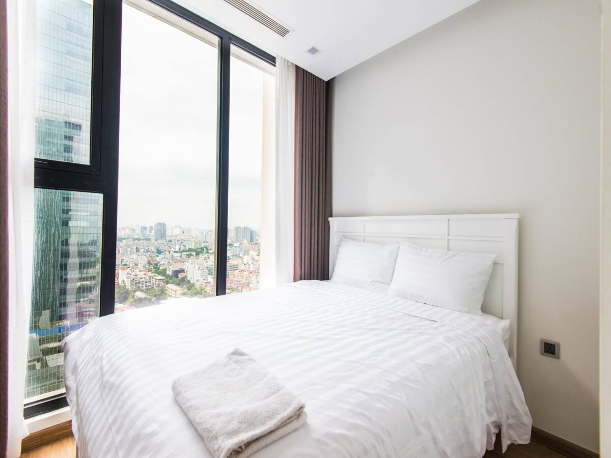 Cool light-filled M3 Vinhomes Metropolis apartment for rent (8)