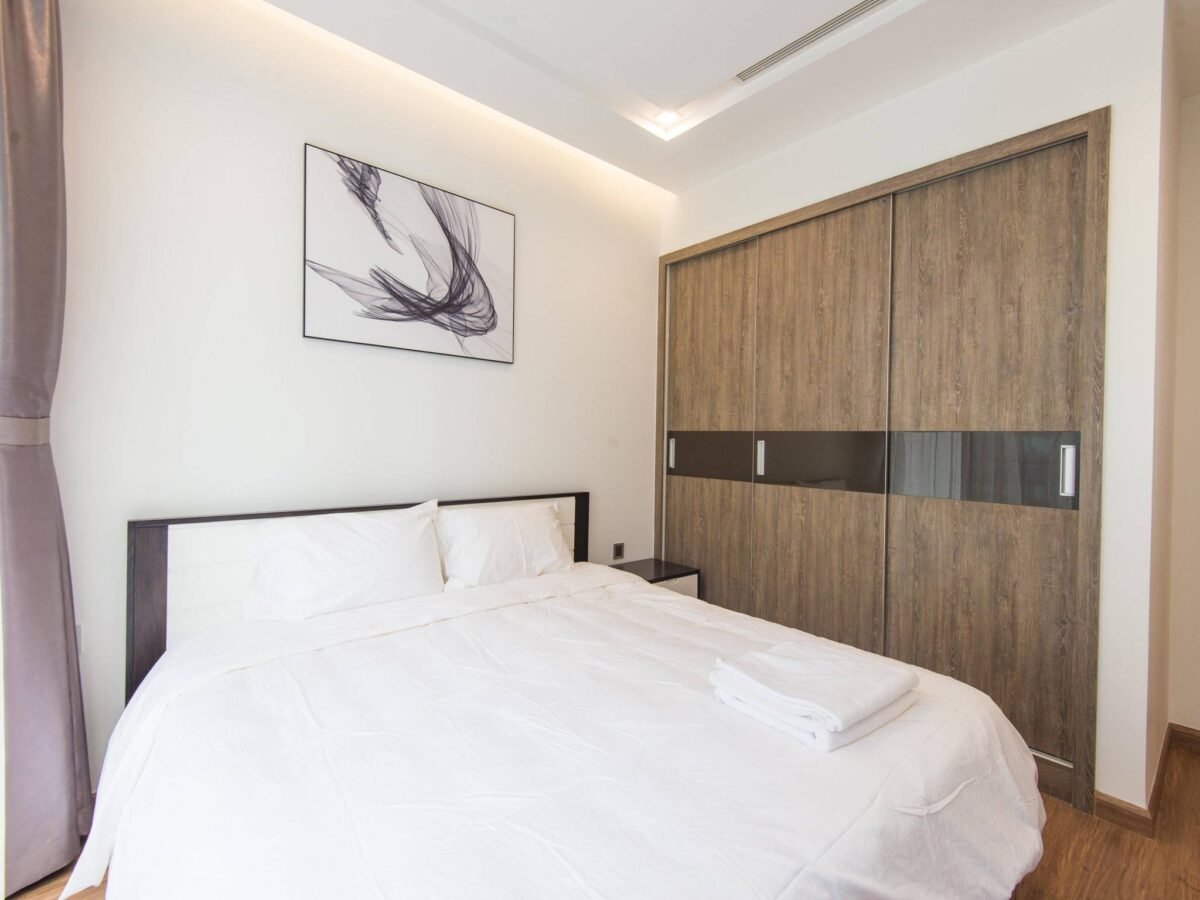 New 2BRs apartment at M1 Vinhomes Metropolis with a sparkling city view for rent (15)