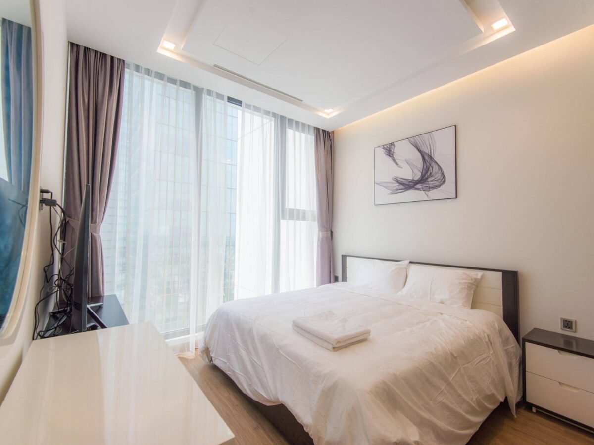 New 2BRs apartment at M1 Vinhomes Metropolis with a sparkling city view for rent (9)