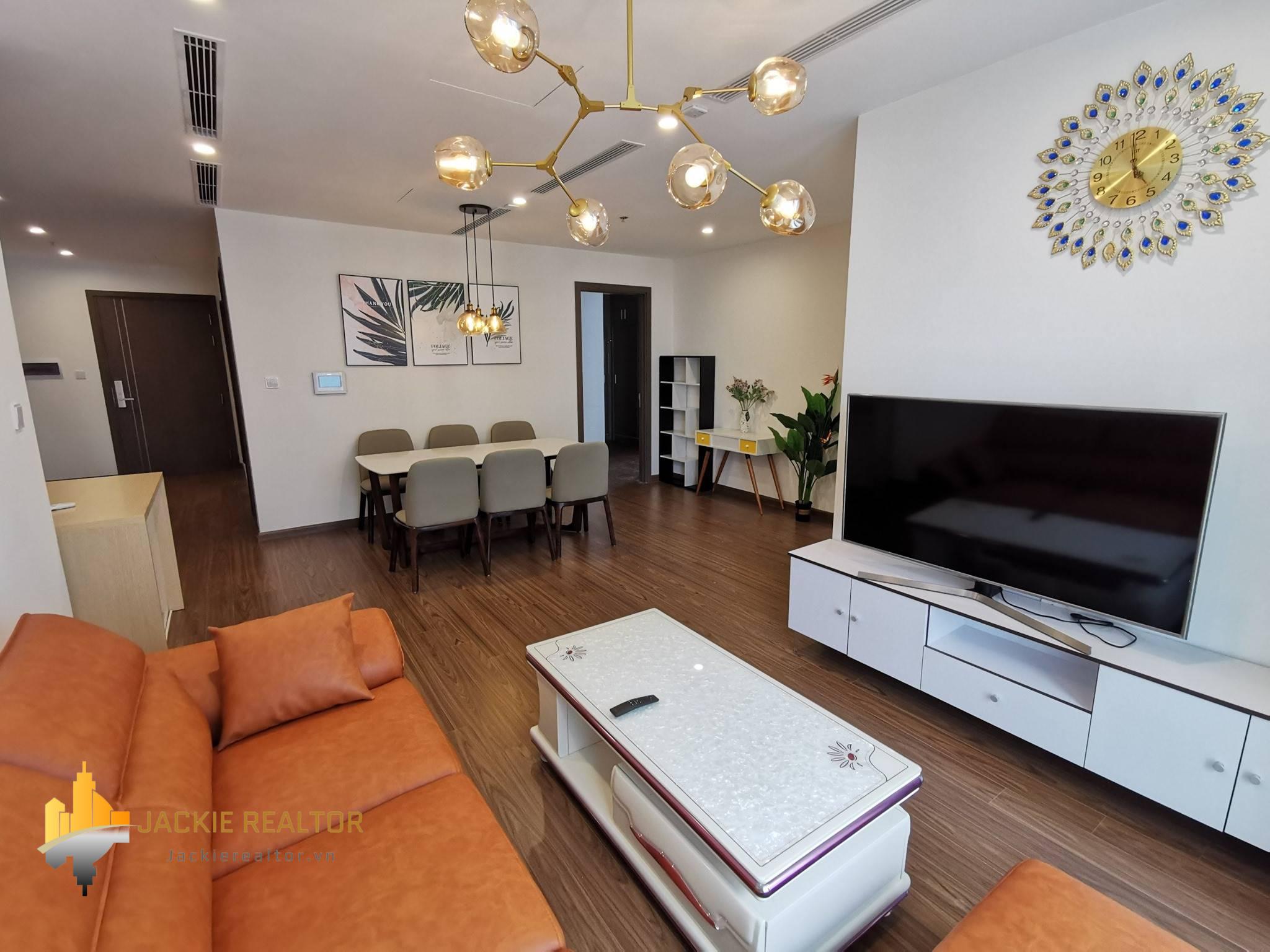 Looking to rent a big 4-bedroom apartment at Vinhomes West Point (1)