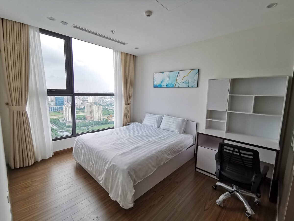 Looking to rent a big 4-bedroom apartment at Vinhomes West Point (3)
