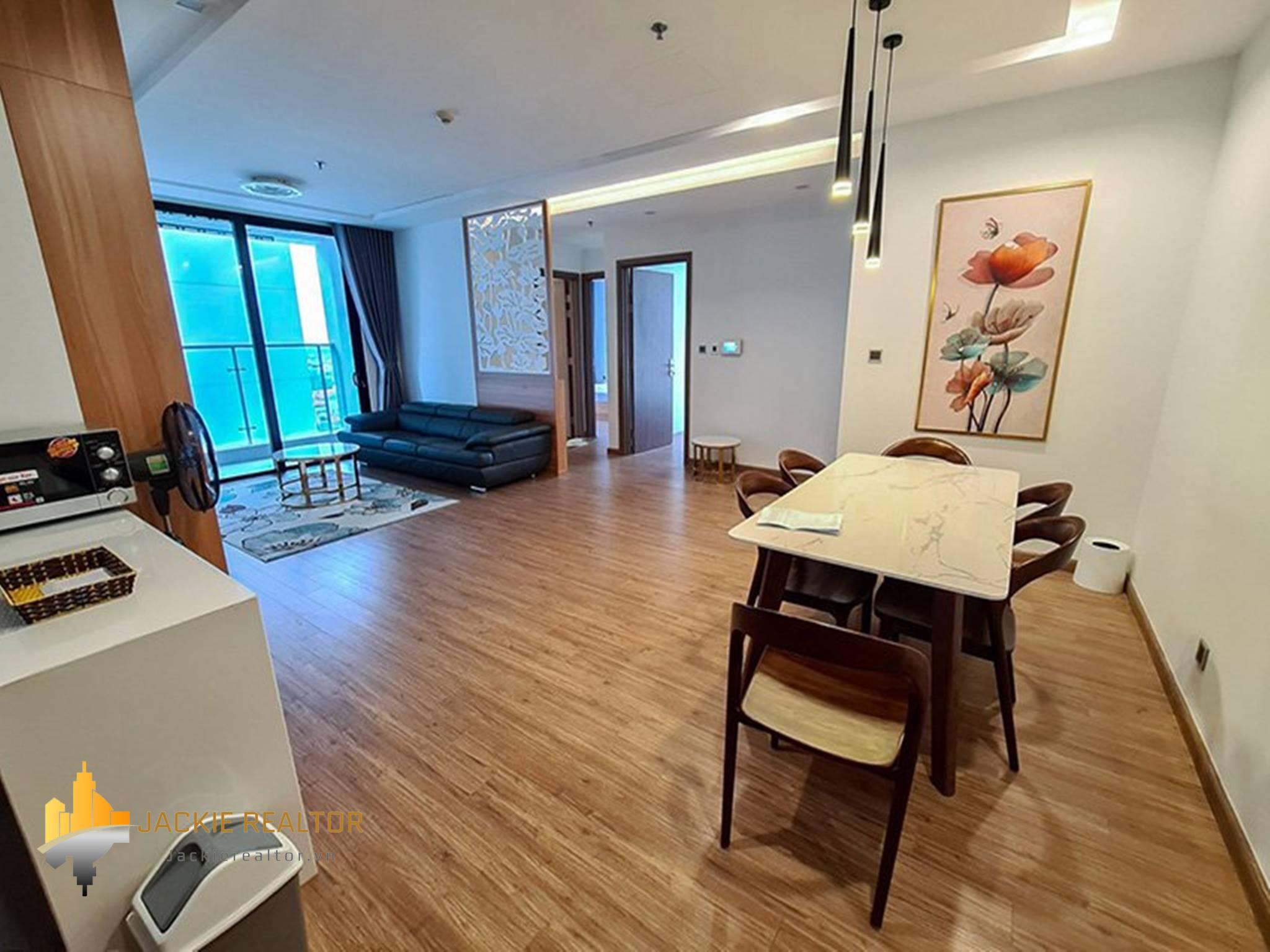Spacious 3BDs apartment at Vinhomes Metropolis for rent (1)