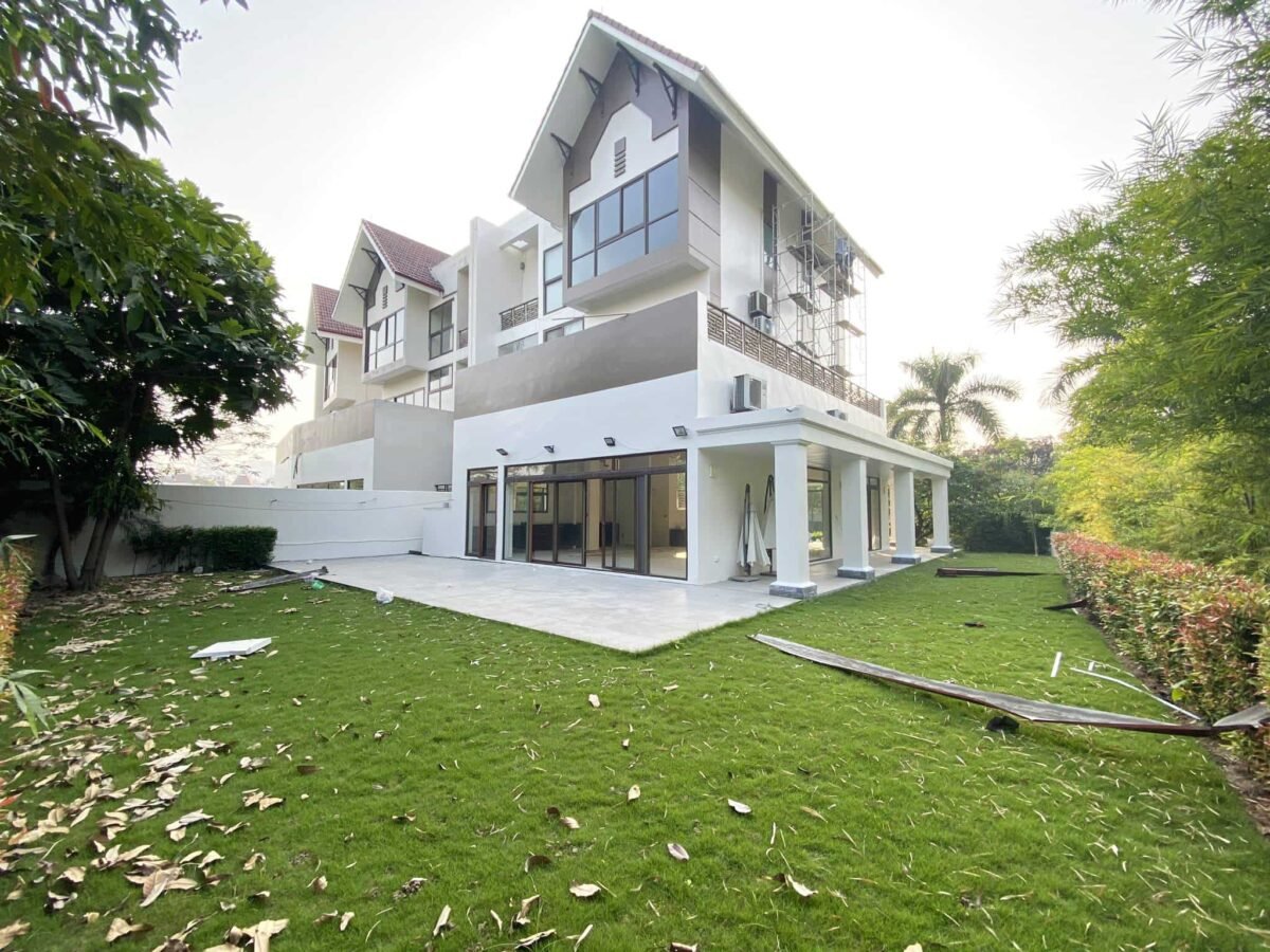 Wonderful unfurnished villa for rent in Q Block, Ciputra Hanoi (1)