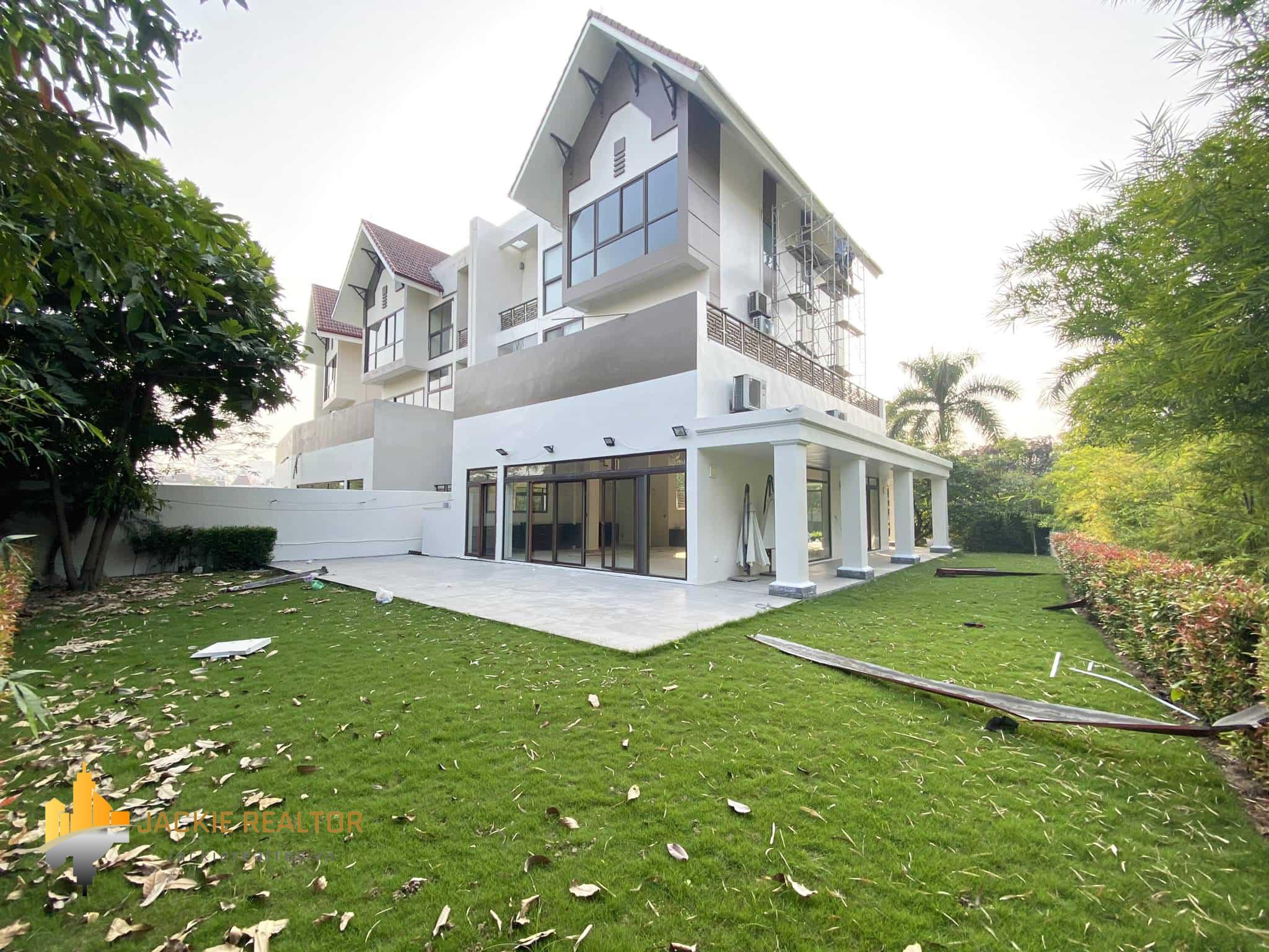 Wonderful unfurnished villa for rent in Q Block, Ciputra Hanoi (1)