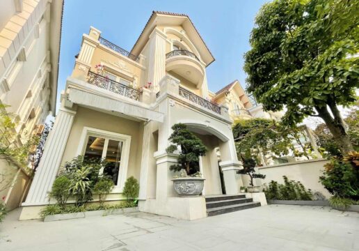 Big garden detached villa for rent at Vinhomes Riverside (1)