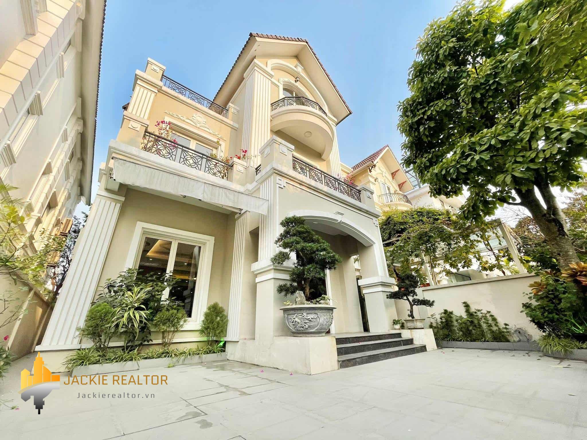 Big garden detached villa for rent at Vinhomes Riverside (1)