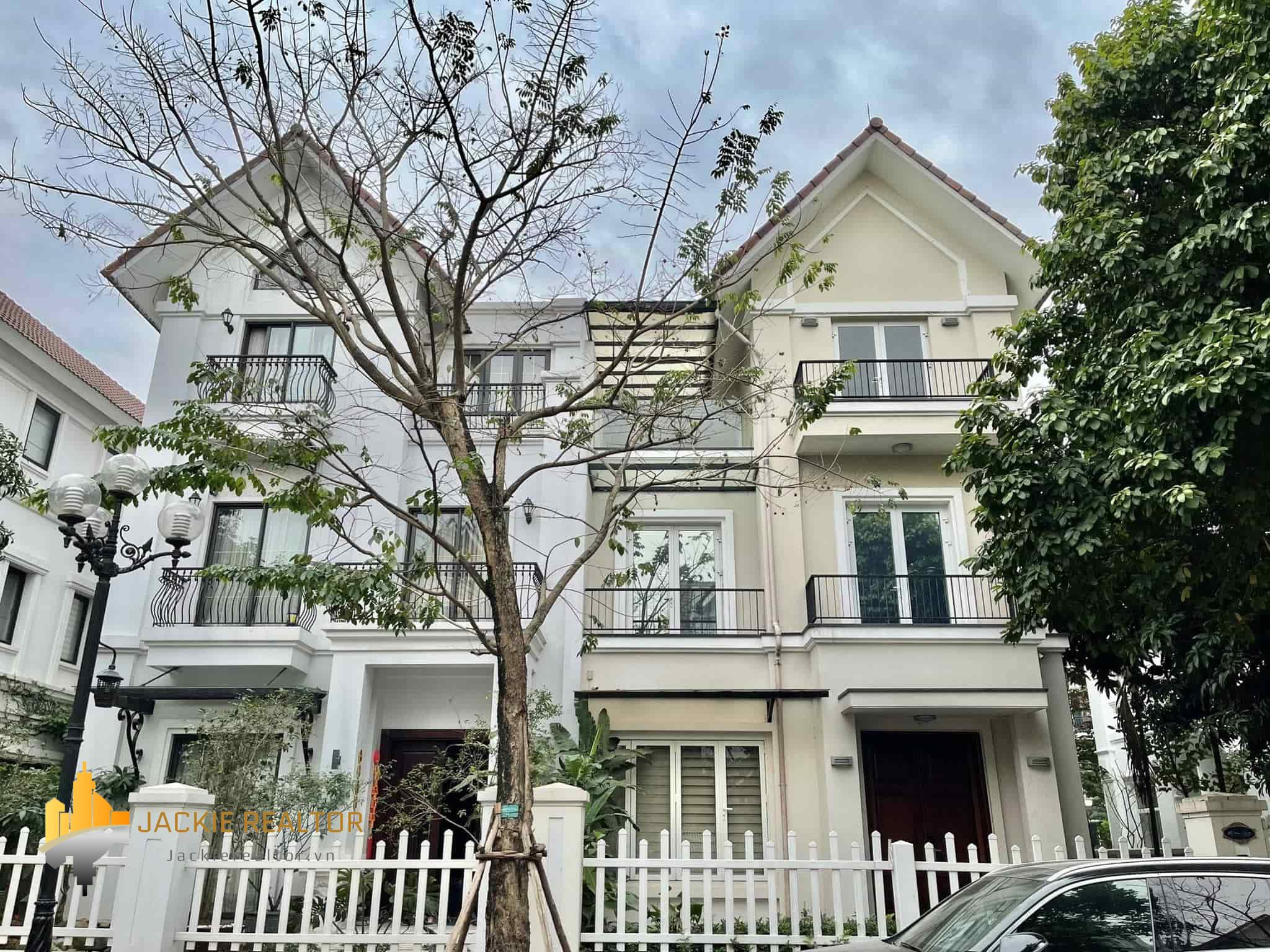 Nice 4BDs villa for rent at Vinhomes Riverside with full furniture (1)