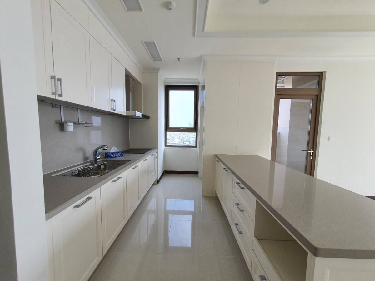 Basic furnishing 3-bedroom apartment for rent at Starlake Hanoi (3)