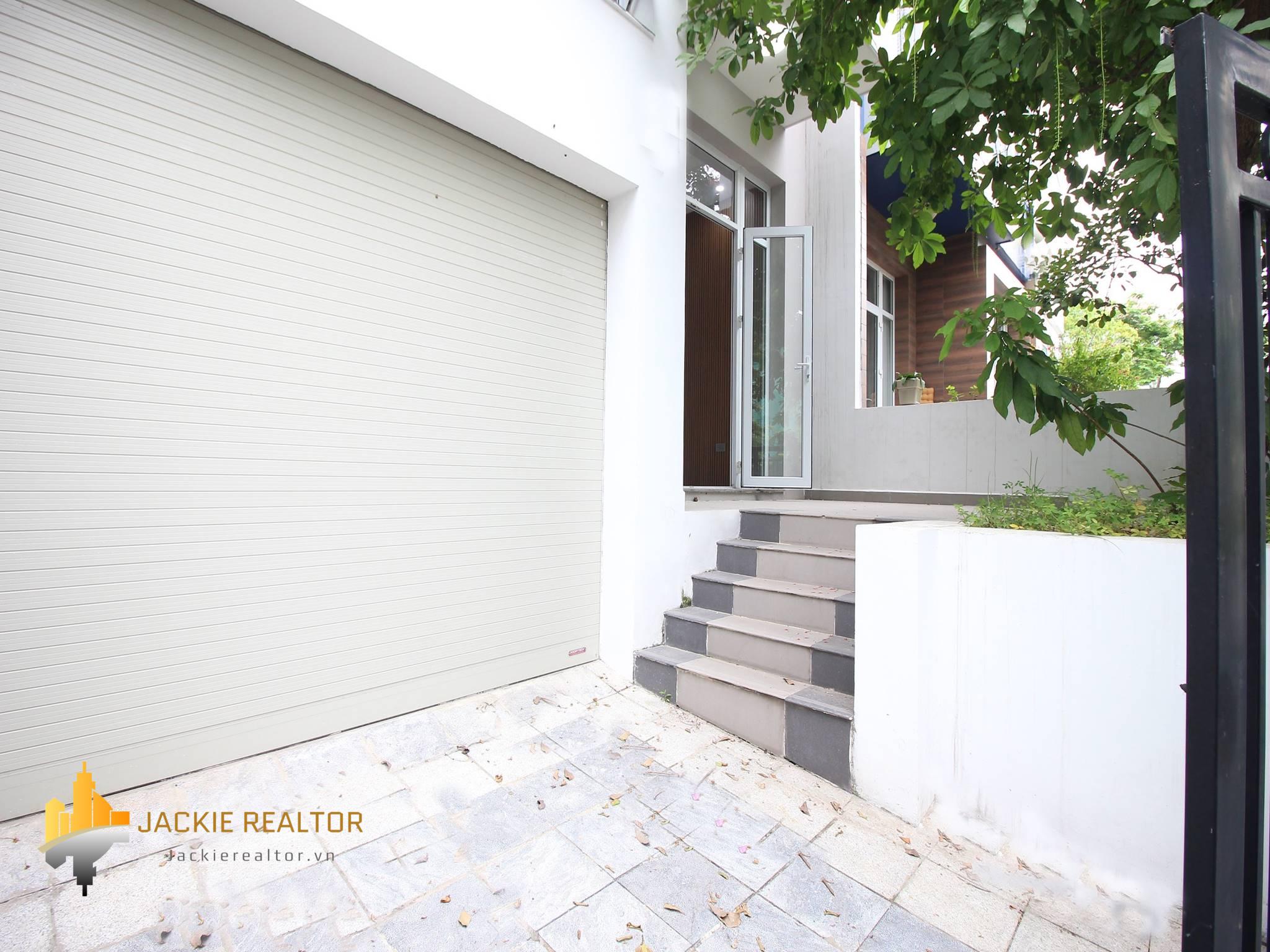 Brand-new 4BRs villa at Ciputra for rent (1)