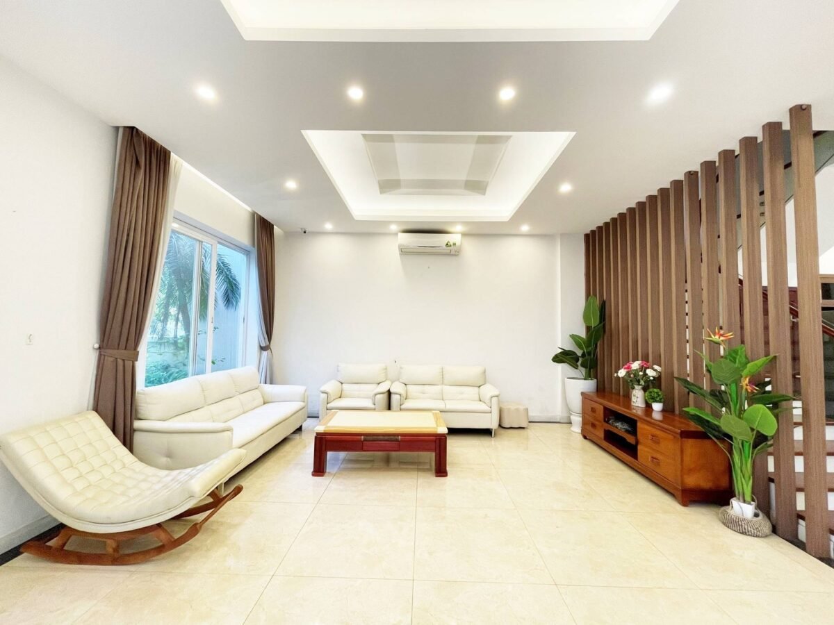 Fully furnished villa for rent in Vinhomes Riverside Anh Dao (1)