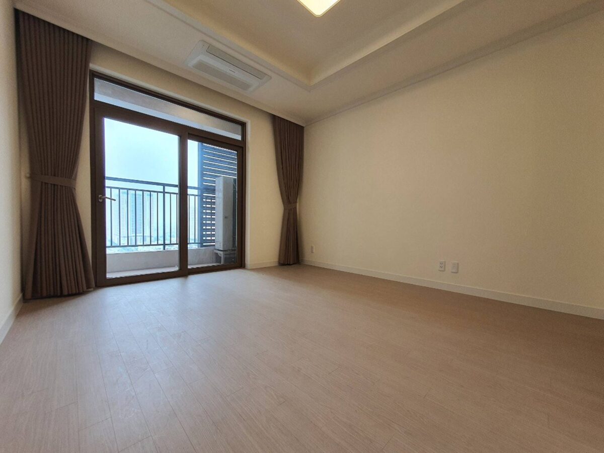 Marvellous high-level floor Starlake Daewoo apartment for rent (4)