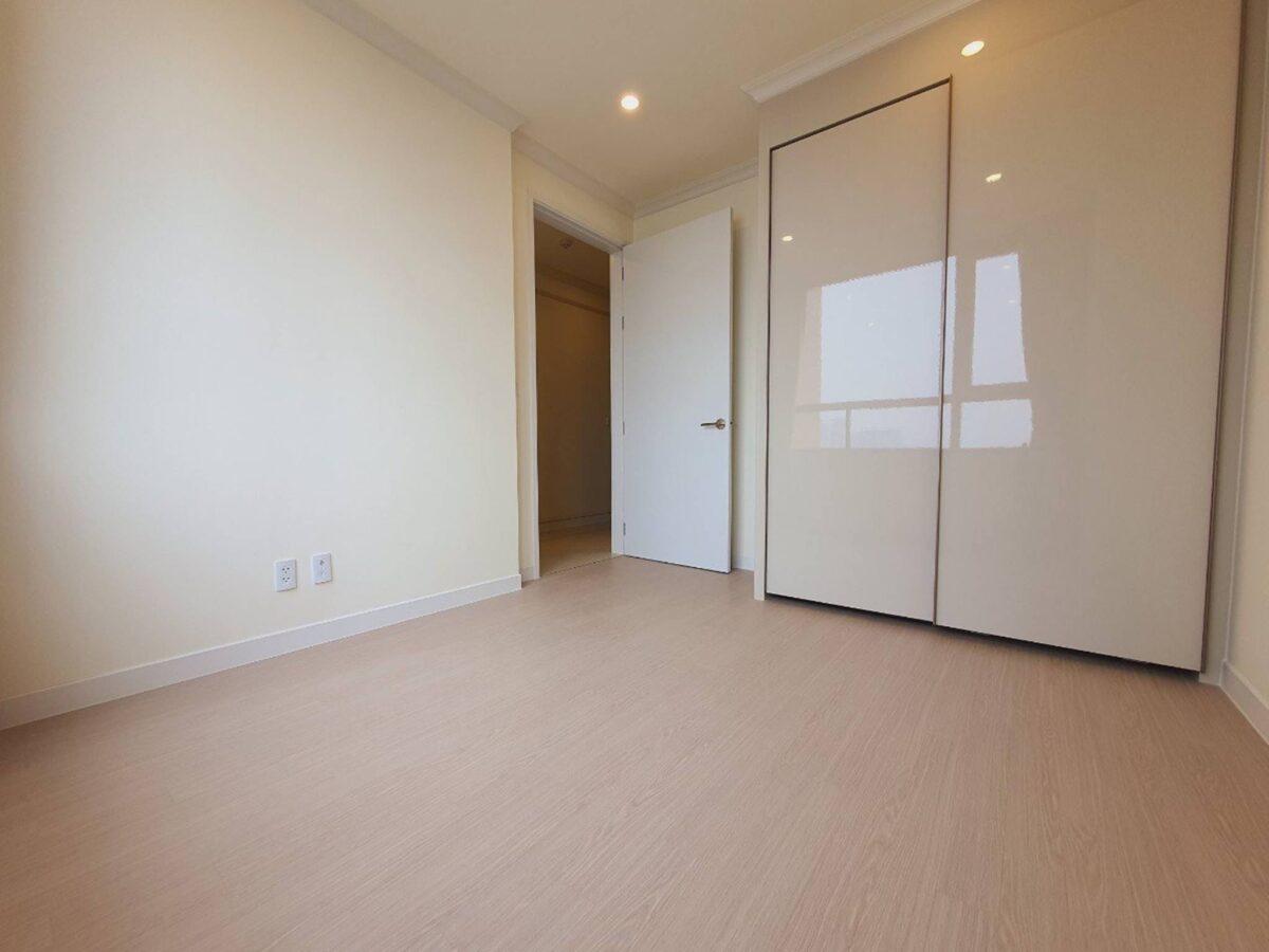 Marvellous high-level floor Starlake Daewoo apartment for rent (5)