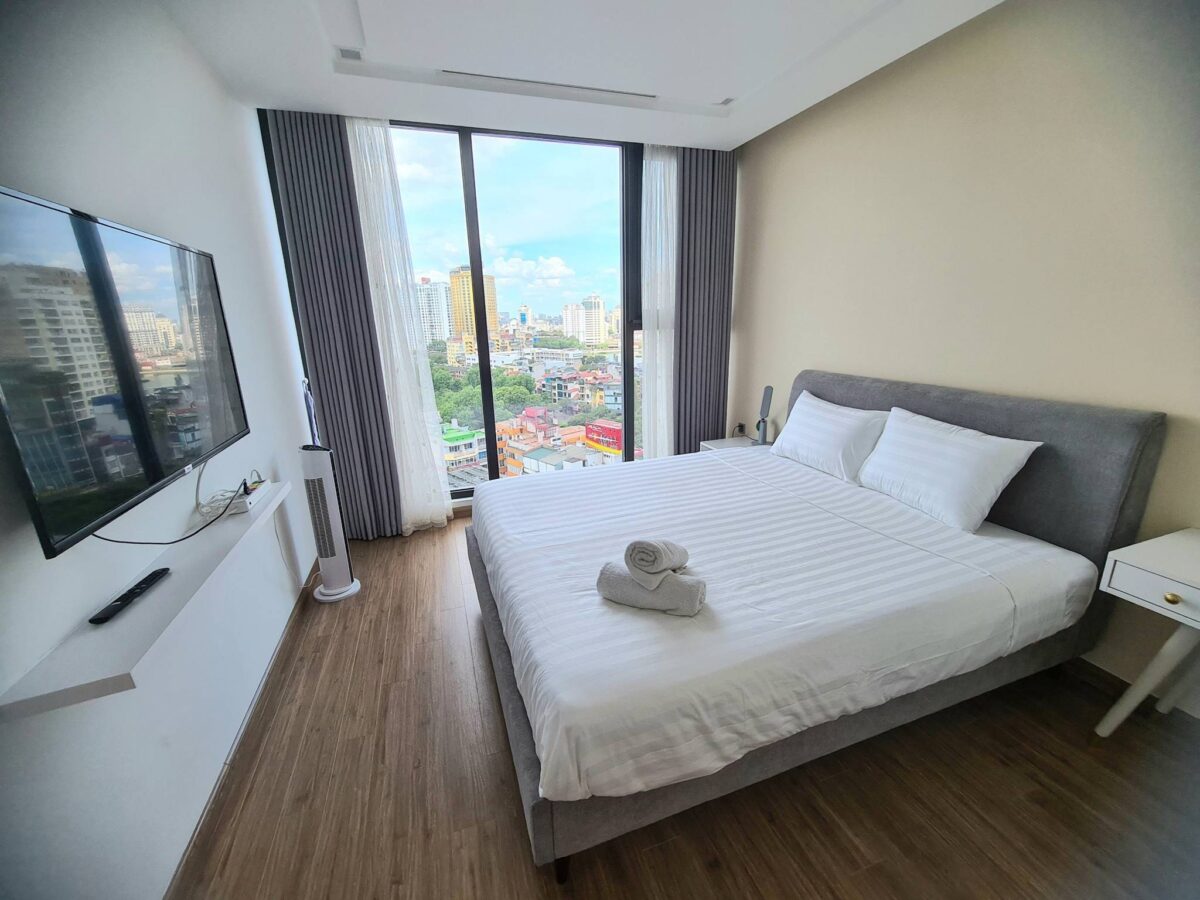 Sparkling city view 3BRs apartment for rent at Vinhomes Metropolis (10)