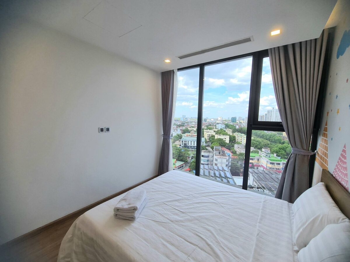 Sparkling city view 3BRs apartment for rent at Vinhomes Metropolis (11)