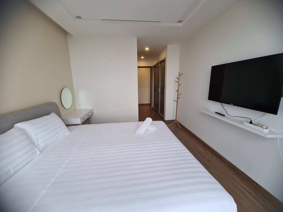 Sparkling city view 3BRs apartment for rent at Vinhomes Metropolis (12)