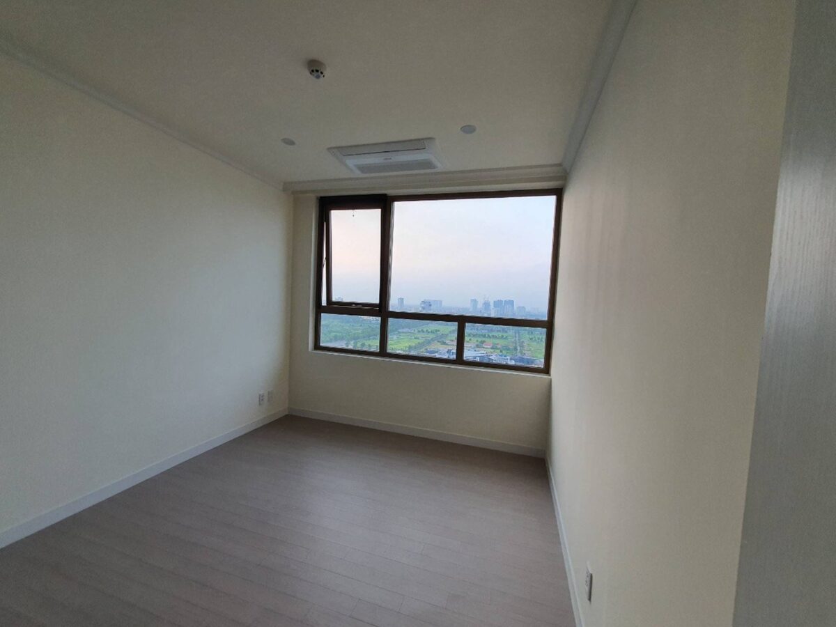 Unfurnished lake view 3BRs apartment for rent at Starlake Hanoi (8)