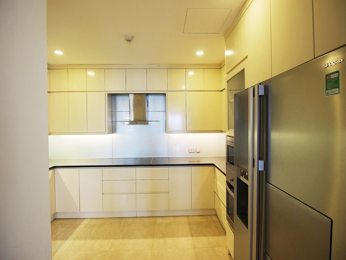 Huge apartment in L2 Ciputra for rent (7)