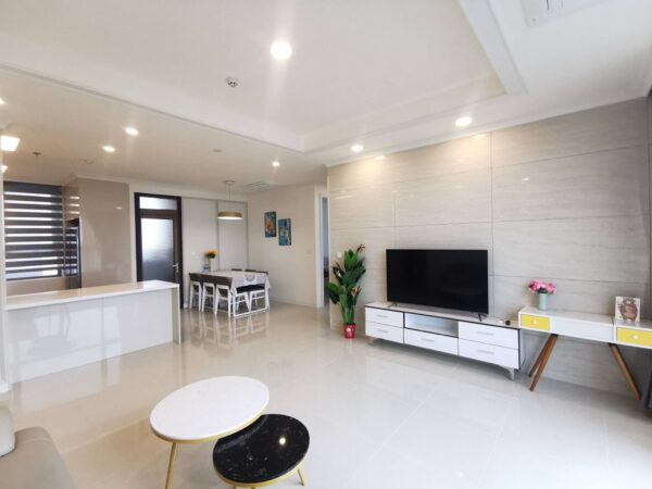 Modernly furnished 3BRs apartment at Starlake for rent (2)