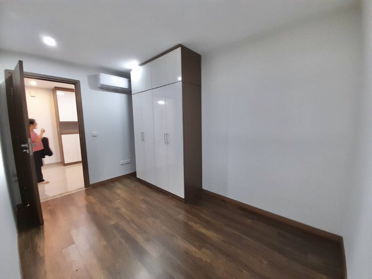 Bright 3BEDs apartment in L5 Ciputra for rent (7)