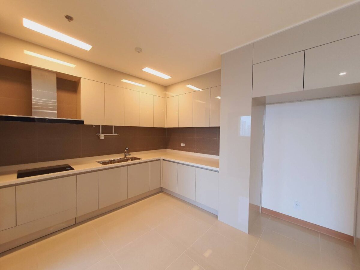 Basic 2BRs apartment for rent at a shocking price in Starlake (3)