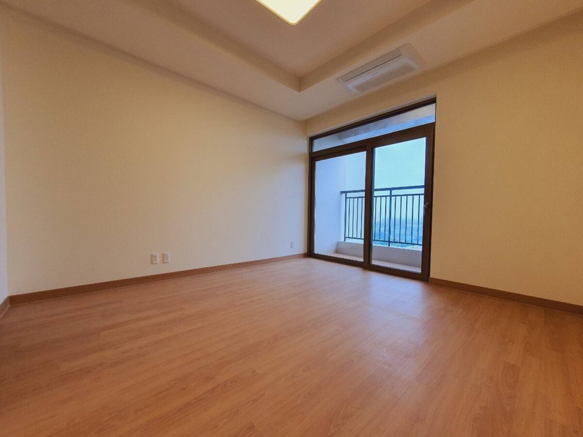 Basic 2BRs apartment for rent at a shocking price in Starlake (5)