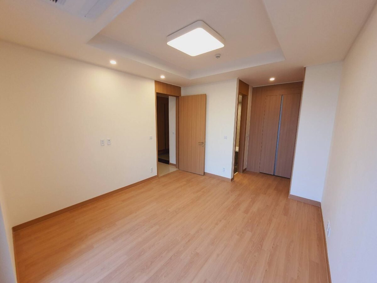 Basic 2BRs apartment for rent at a shocking price in Starlake (8)